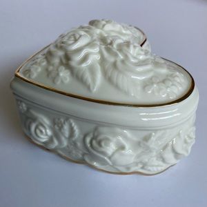 The San Francisco Music Box Heart Ceramic Roses Gold Trim Trinket 1995 4.5” VTG